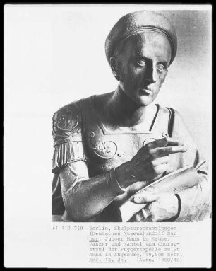 Junger Mann mit Haube, Panzer und Mantel