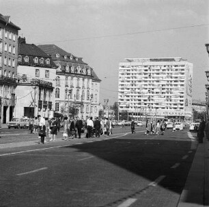 Dresden-Altstadt, Ernst-Thälmann-Straße (heute Wilsdruffer Straße) und Pirnaischer Platz. Appartementhochhaus mit Gaststättenkomplex (1964-1966, P. Sniegon, H. Löschau, H. Kriesche, G. Landgraf)