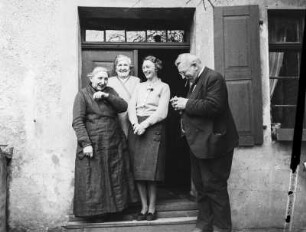Schönlanke : Schönlanke (Trzcianka/Polen). Gruppenaufnahme vor dem Eingang eines Wohnhauses (vermutlich Angehörige der Familie des Fotografen)