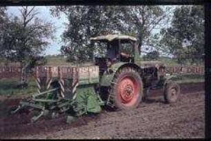 Traktor bei Feldarbeit auf der LPG Rohrberg (Kreis Klötze)