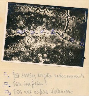 Foto von "Fliegertüchern" zur Veranschaulichung ihrer Bedeutung für die Verbindung der Infanterie mit Fliegern (Luftbild)