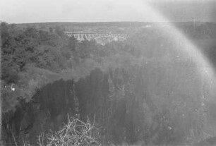 Brücke über die Victoriafälle : Blick auf eine Brücke, die über die Victoriafälle reicht. Die Brücke verbindet Simbabwe und Sambia miteinander.