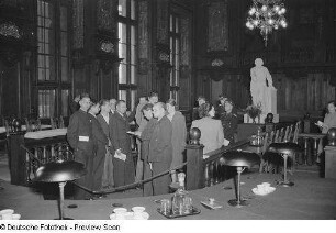 Chinesische Delegierte im Plenarsaal des Reichsgerichtes (heutiges Bundesverwaltungsgericht)