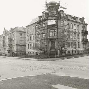 Dresden-Plauen, Nöthnitzer Straße 28. Wohnhaus (um 1900), teilweise eingerüstet