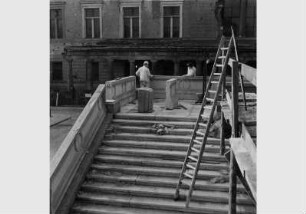 Arbeiter beim Aufbau des Geländers der Freitreppe der Nationalgalerie