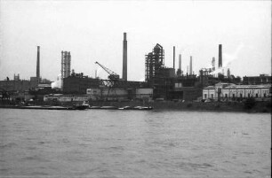 Leverkusen: Bayer, vom Schiff