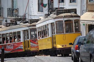 Lissabon - Historische Straßenbahn : Lissabon, Stau historischer Straßenbahnen im bergigen Altstadtviertel Alfama, aufgenommen 2006