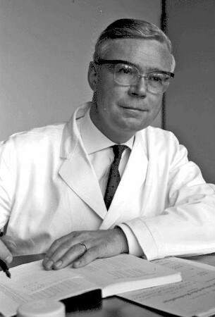 Freiburg: Hygieneinstitut; Prof. Hummel; Portrait am Arbeitstisch