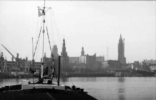 Antwerpen: Blick auf die Stadt von der Schelde, Vordergrund Mast des Kahns