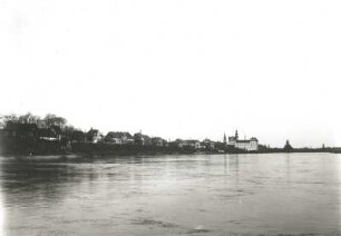 Coswig (Anhalt). Blick über die Elbe flußauf gegen die Stadt mit Schloss