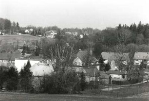 Schmölln-Putzkau. Schulweg. Ortsteilansicht Schmölln. Blick vom Aussichtspunkt Oberhofberg über das Schulgelände