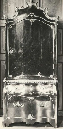 Schreibschrank : Schreibschrank. Holz, furniert (um 1750). Moritzburg, Schloss