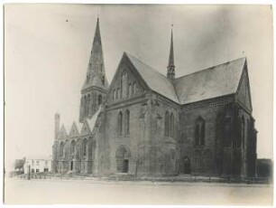 Kirche, Meldorf: Seitenansicht mit südlichem spätgotischen Seitenschiff des Langhauses, Domumbau 1879