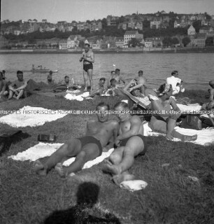 Zwei junge Männer beim Sonnenbaden an einem Fluss