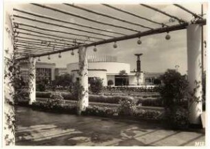 Gartenschau Sommerblumen am Funkturm, Berlin: Blick durch die Pergola auf das Ausstellungsgebäude