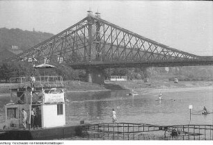 Dresden, Blasewitz. Inge Schlicke, Deutsche Meisterin im Ruder-Einer während der Ruderbootregatta in Dresden-Blasewitz 1964, 1964 & Dresden, Blasewitz. Ruderregatta 1964, Bildserie von der 75. Ruderregatta in Dresden-Blasewitz, Juni 1964
