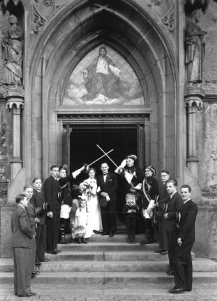 Roßwein. Westportal mit Hochzeitspaar A. L. (Dozent an der Schlosserschule) mit Frau und Kameraden der Burschenschaft