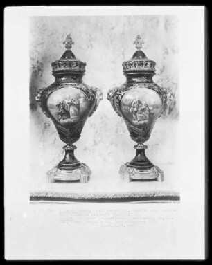 Deckelvase mit Medaillon mit figürlicher Szene (Rechts)