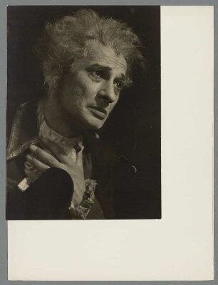 Alfons Mühlhofer in "Minna von Barnhelm" : Alfons Mühlhofer als Riccaut im Schauspiel "Minna von Barnhelm" von Gotthold Ephraim Lessing in der Inszenierung von Carl Balhaus (Ballhaus). Staatsschauspiel Dresden, Neueinstudierung 24. Juni 1951