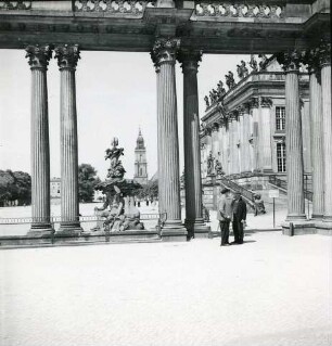 Potsdam. Serie Stadtschloß. Blick durch die Havelkolonnade (1745-1746, G. W. v. Knobelsdorff) gegen die Lustgartenseite des Stadtschlosses sowie den Turm der Hof- und Garnisonkirche