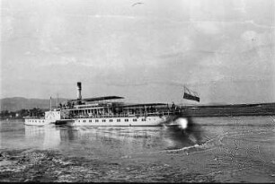 Raddampfer Meißen auf der Elbe Richtung Dresden