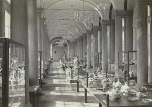 Dresden: Porzellansammlung im Zwinger, Langgalerie Juli 1952, China-Vasen