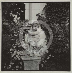 Putto mit Früchtekorb im Schlosspark Eckersdorf