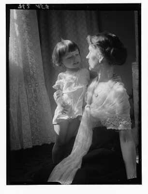Elfriede Apel mit ihrer Tochter Friederike