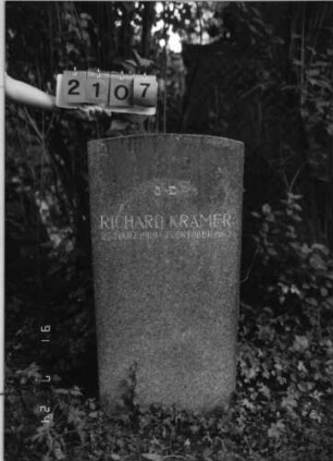 Grabstein 2107 [Hahn S. 252 Grab-Nr. 2871]