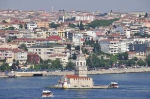 Istanbul - Leanderturm : Blick auf den historischen Leanderturm vor dem asiatischen Stadtteil. Aufgenommen am 30. Juni 2010 in Istanbul