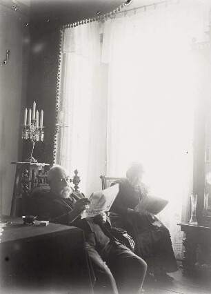 Die Eltern des Fotografen Ernst Blume im Wohnzimmer, Aufnahme 1916