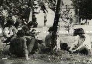 Seminar für junge Dichter in einem Park in Schwerin