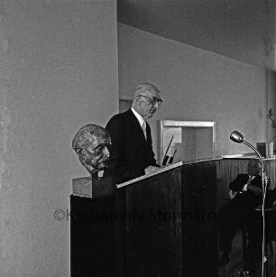 Wulfsdorf: Max-Planck-Institut für Kulturpflanzenzüchtung: Einweihung: Festakt: schleswig-holsteinischer Landwirtschaftsminister Claus Sieh hält eine Rede: Bronzebüste von Max Planck