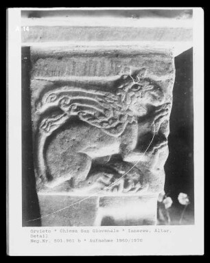 Kapitell eines Pilasters am Altar: Greif