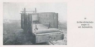 Foto eines Artillerieförderbahnwagens mit Kasteneinsatz zum Transport von Verwundeten