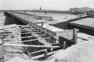 Bau einer neuen Brücke über die Autobahn bei Karlsruhe-Durlach für sechsspurigen Autoverkehr zwischen Durlach und dem Autobahndreieck Karlsruhe