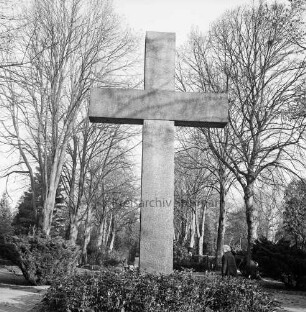 Neuer Friedhof: Hamburger Straße: Hochkreuz aus Stein: Alleebäume: Frau