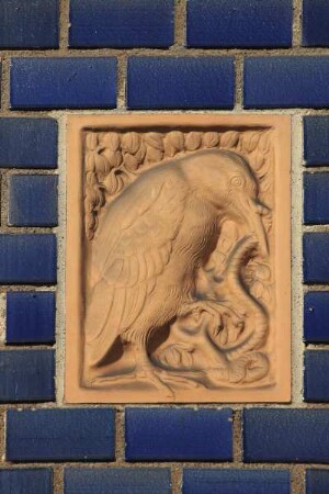 Terrakottareliefs — Vogel mit Wurm
