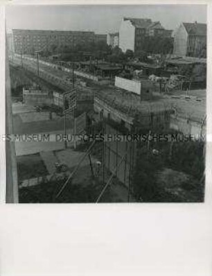 Die Mauer an der Sektorengrenze zwischen Neukölln und Treptow, Ecke Wildenbruchstraße