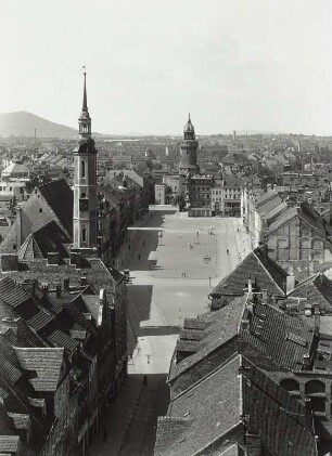 Görlitz, Ansicht mit Dreifaltigkeitskirche und Reichenbacher Turm. Blick vom Rathausturm nach Südwesten gegen Landeskrone (419,4 m)