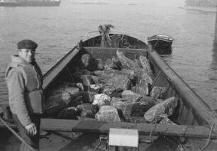 Sohlausbaggerung am Rhein bei Koblenz