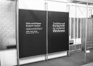 Halle 15. Werbetafeln von Holz und Papier - Export - Import