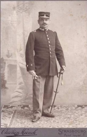 Mann mit Uniform und Säbel