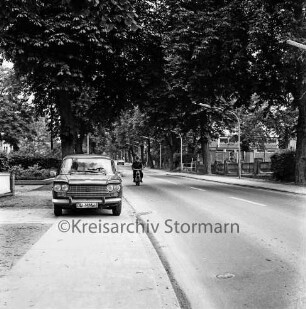 Salinenstraße: vorn links parkender Pkw: hinten Mitte Mopedfahrer und Pkw: hinten rechts hinter Zaun Turnhalle der Stadtschule: dahinter Stadtvillen und Bäume: 20. Juni 1971