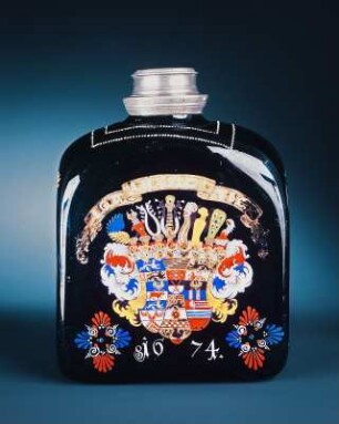 Flasche mit sächsischem Gesamtwappen : Flasche mit sächsischem Gesamtwappen. Glas, tiefblau, Emailmalerei, Reste von Vergoldung, Zinnschraubverschluss, Höhe 26,6 cm, Heidelbach, 1674. Verwalter: Kunstgewerbemuseum 18991, Haase (1988) Kat. Nr. 45