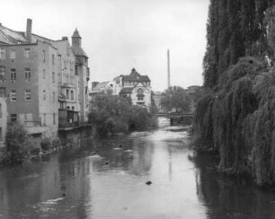 Aue. Zwickauer Mulde. Blick von der Schillerbrücke aufwärts zur Rückfront der Bahnhofstraße, den ehem. Gasthof Muldental und die Brücke über das einmündende Schwarzwasser