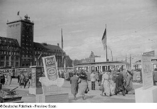Blick auf den Augustusplatz (links: Kroch-Hochhaus)