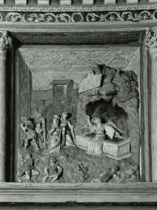 Mittelteil, Aufsatz mit der Auferstehung Christi, darunter Stifterfiguren