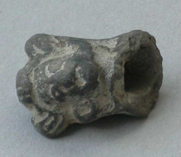 Fragment de hochet en terre cuite (tête en terre cuite)