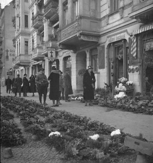 Blumenverkäufer am Totensonntag vor dem Luisenstädtischen Friedhof